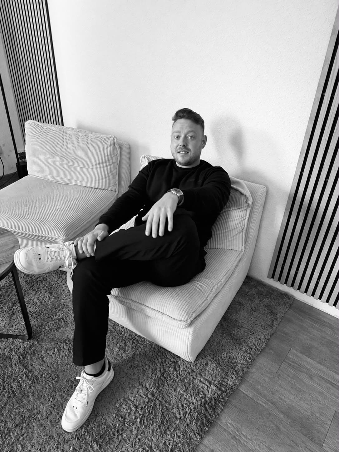 Mirko in einem hellen Cordsessel